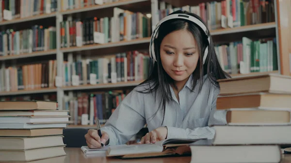Muito Positivo Sorrindo Asiático Estudante Com Fones Ouvido Cabeça Ouvindo — Fotografia de Stock