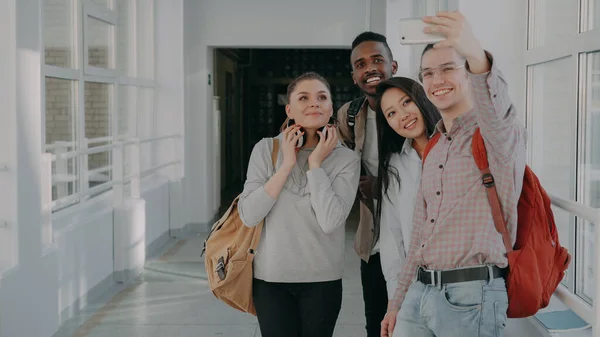 Ομάδα Τεσσάρων Μαθητών Πολυεθνικό Λήψη Selfie Smartphone Κάμερα Ενώ Στέκεται — Φωτογραφία Αρχείου