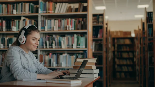 Güzel Pozitif Beyaz Kız Öğrenci Dizüstü Bilgisayar Önünde Geniş Kütüphane — Stok fotoğraf