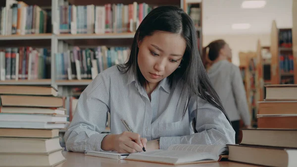 Jonge Mooie Aziatische Vrouwelijke Student Die Zittend Aan Tafel Omringd — Stockfoto