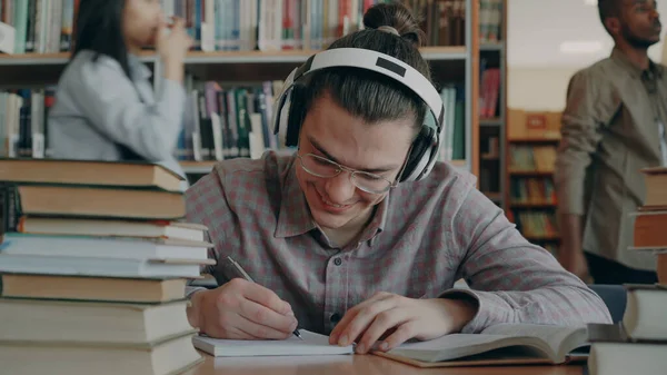 Genç Yakışıklı Beyaz Öğrenci Büyük Kolej Kütüphane Masada Oturan Bir — Stok fotoğraf