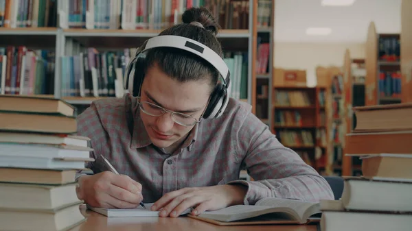 Der Junge Gutaussehende Kaukasische Student Mit Großen Kopfhörern Sitzt Tisch — Stockfoto