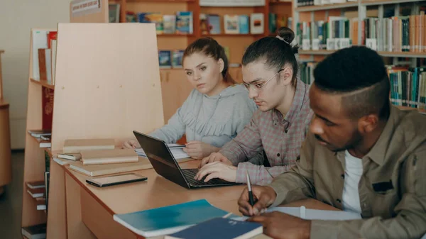 Skupić Się Hipster Studentowi Okularach Pomocą Komputera Przenośnego Podczas Przygotowania — Zdjęcie stockowe