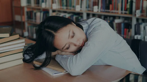 Genç Güzel Yorgun Asya Kız Öğrencinin Kafasında Masada Oturuyor Kazık — Stok fotoğraf