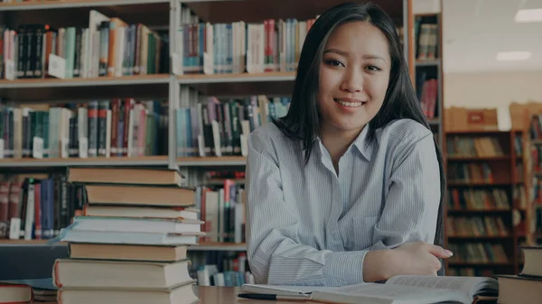 Genç Güzel Asyalı Kız Öğrencinin Ders Kitapları Onun Önünde Defterini — Stok fotoğraf
