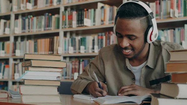 Όμορφος Αφρικανική Αμερικανική Αρσενικό Φοιτητής Φορώντας Μεγάλα Λευκά Ακουστικά Ακούτε — Φωτογραφία Αρχείου