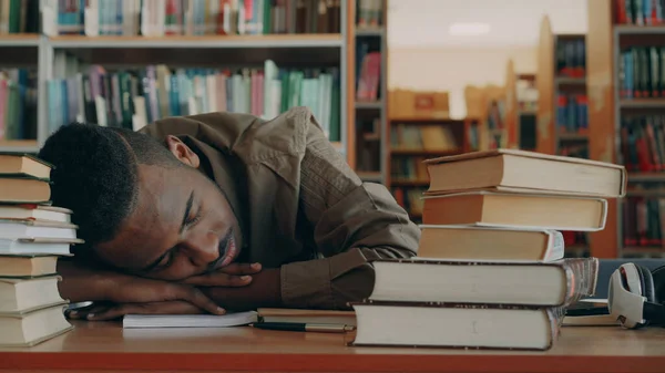 Afro Americano Guapo Joven Estudiante Masculino Está Sentado Mesa Con — Foto de Stock