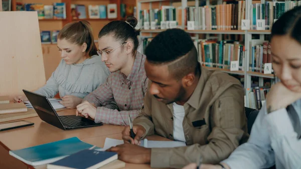 Fokusera Hipster Manlig Student Glasögon Använder Bärbar Dator Medan Förbereder — Stockfoto