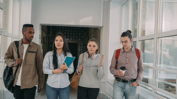 Four Serious Concentrated Male Female Students Different Ethnicities Walking White — Stock Photo, Image