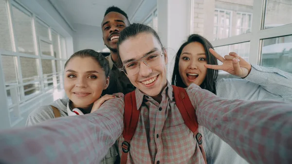 긍정적인 매력적인 다민족 스마트폰 Selfie 이야기의 대학의 복도에 — 스톡 사진