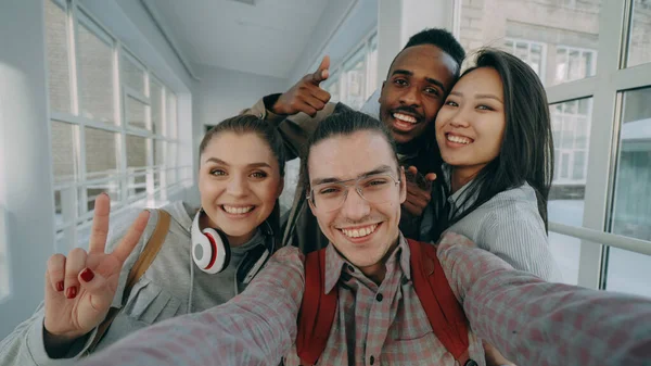 Punktu Widzenia Czterech Pozytywnych Wieloetnicznego Grupy Przyjaciół Rozmowy Zdjęć Selfie — Zdjęcie stockowe