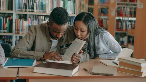 Çalışkan Çift Irklı Öğrenciler Üniversite Kütüphanesinde Ödev Yaparak Sınavlara Hazırlanıyorlar — Stok fotoğraf