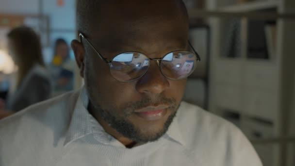 Karanlık Ofiste Gözlük Takan Bilgisayarla Çalışan Başarılı Bilişim Uzmanının Yakın — Stok video