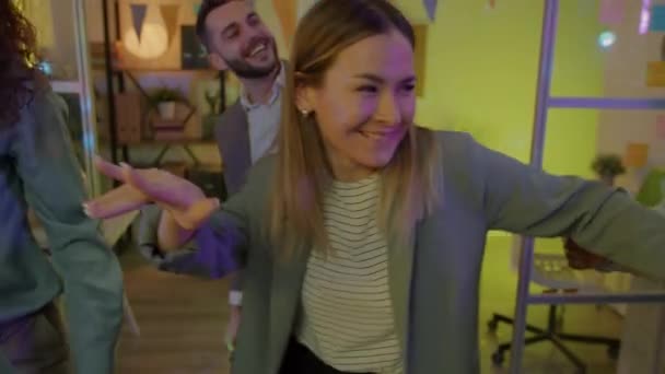 Arkadaşlarıyla Dans Eden Sarhoş Kadın Karanlık Ofiste Şirket Partisinde Eğleniyor — Stok video