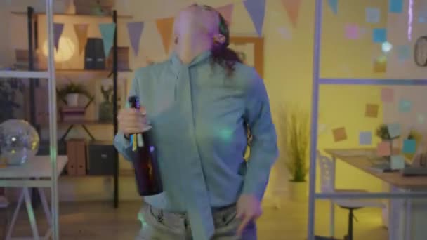 Opgewonden Jonge Zakenvrouw Dansend Met Fles Champagne Dan Binnen Drinkend — Stockvideo