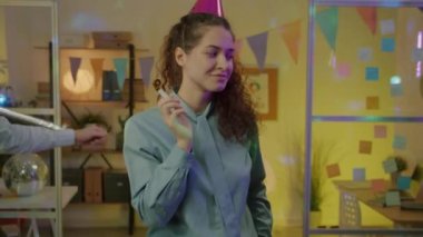 Yalnız doğum günü kızının üzgün hissetmesi ve karanlık ofisteki meslektaşlarından sürpriz pasta alması. İnsanlar ve kutlamalar konsepti.