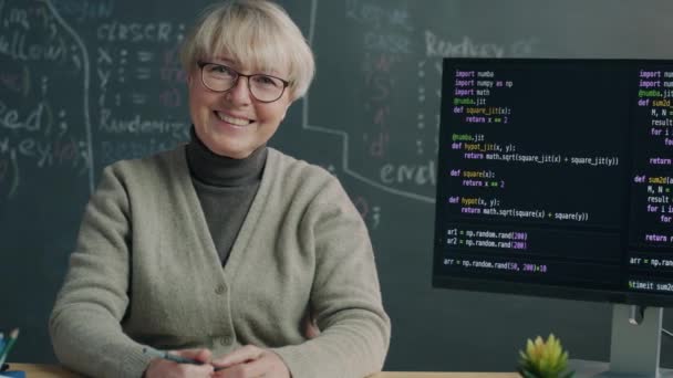 Porträt Einer Selbstbewussten Online Schullehrerin Die Mit Computer Und Tafel — Stockvideo