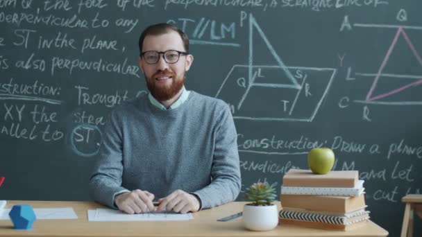 Porträt Eines Universitätsprofessors Der Unterricht Schreibtisch Sitzt Hintergrund Eine Kreidetafel — Stockvideo