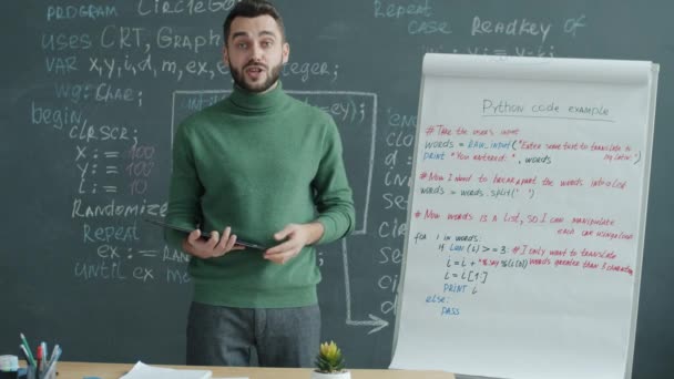 Spezialist Unterrichtet Software Sprache Während Des Online Unterrichts Mit Tablet — Stockvideo