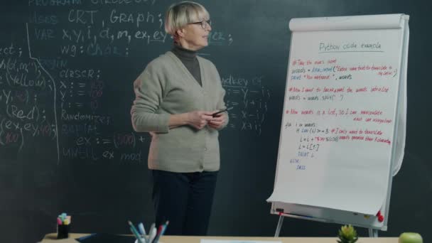Portrait Enseignant Expérimenté Pointant Doigt Conseil Parlant Enseignement Classe Ligne — Video