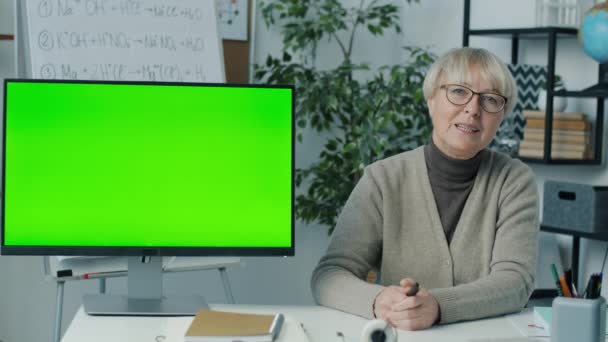 Yetişkin Bir Bayan Sınıfta Konuşurken Bilgisayara Kroma Tuşlu Yeşil Ekranla — Stok video