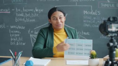 Modern ofiste video kamerayla online kayıt dersi veren dil öğretmeni. Profesyonel meslek ve vloglama kavramı.