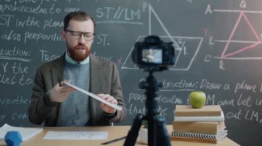 Genç vlogger modern kamerayla geometri ve eğitim vlog 'u için video kaydı dersi veriyor. Teknoloji ve sosyal medya kavramı.