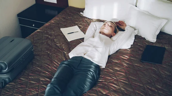 Pebisnis Wanita Pirang Tersenyum Berbaring Tempat Tidur Santai Kamar Hotel — Stok Foto