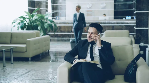 Пан Снимок Красивого Бородатого Бизнесмена Сидящего Кресле Разговаривающего Мобильному Телефону — стоковое фото