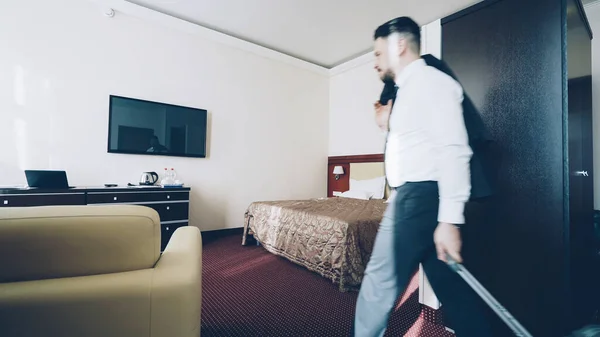 Joven Hombre Negocios Que Entra Habitación Del Hotel Después Del — Foto de Stock