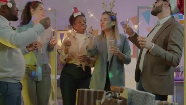 Grupo Diverso Homens Negócios Mulheres Celebrando Ano Novo Bebendo Champanhe — Vídeo de Stock