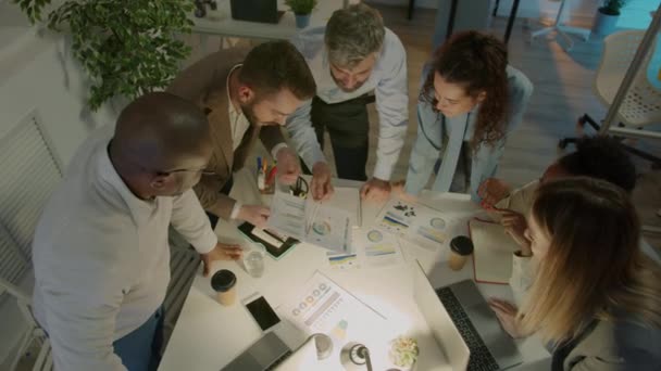 Empresários Motivados Conversando Olhando Para Documentos Discutindo Ideias Brainstorming Escritório — Vídeo de Stock