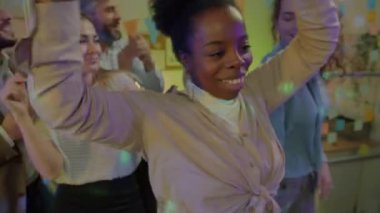 Akşamları şirket partisinde iş arkadaşlarıyla eğlenen neşeli ofis çalışanlarının yavaş çekimde portresi. İnsanlar ve eğlence konsepti.