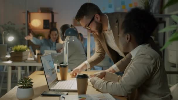 Люди Колеги Діляться Бізнес Ідеями Дивлячись Екран Ноутбука Темному Робочому — стокове відео