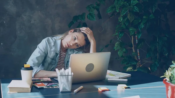 Genç Sarışın Kadın Ofiste Bilgisayarla Çalışıyor Uzun Bir Gününden Sonra — Stok fotoğraf