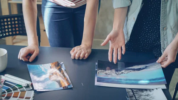 レディースのチルト アップ ショットは手現代オフィスでモダンなテーブルの配置写真です 女性デザイナーの色とイメージで画像をグループ化とイラストを議論します — ストック写真
