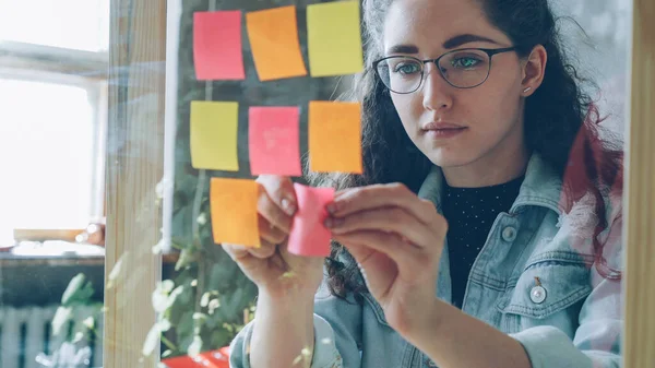 Närbild Ung Kvinna Som Bär Glasögon Sticker Färgade Minnesanteckningar Glas — Stockfoto