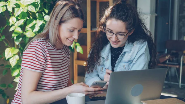 Close Two Female Students Using Smart Phone While Sitting Together — Stock Photo, Image