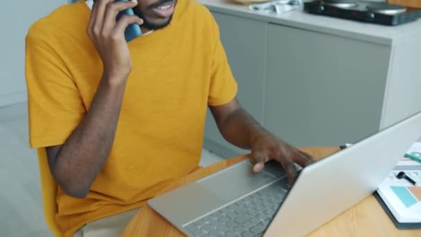 Personne Joyeuse Travaillant Maison Aide Ordinateur Portable Parlant Sur Téléphone — Video