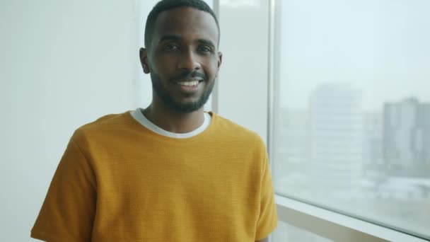 Kameraya Bakıp Gülümseyen Afro Amerikan Bir Adamın Yavaş Çekim Portresi — Stok video
