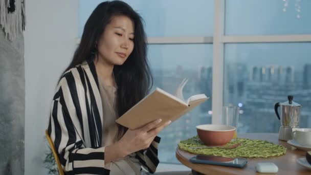 Hermosa Mujer Asiática Leyendo Libro Bebiendo Jugo Naranja Disfrutando Noche — Vídeos de Stock