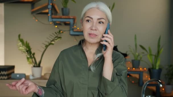 Retrato Alegre Señora Madura Hablando Por Teléfono Móvil Compartiendo Emoción — Vídeos de Stock