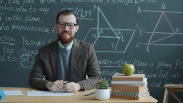 Zeitlupenporträt Eines Mathematiklehrers Der Schreibtisch Klassenzimmer Sitzt Mit Kreidetafel Lächelt — Stockvideo