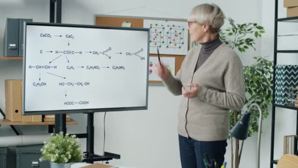 Portret Van Vrouwelijke Chemicus Die Online Lezingen Geeft Met Formule — Stockvideo