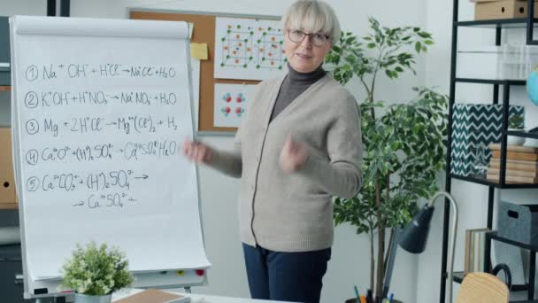 Volwassen Dame Doceert Scheikunde Schrijven Aan Boord Praten Met Student — Stockvideo
