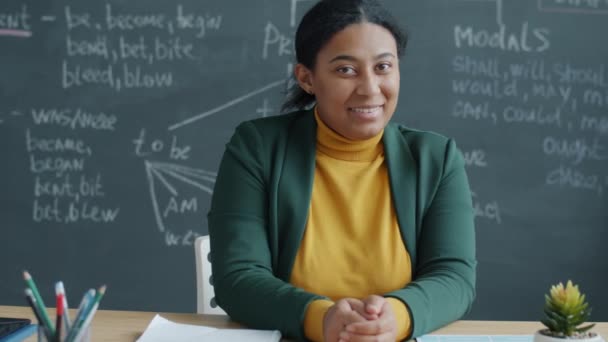 Portrait Ralenti Une Enseignante Afro Américaine Langue Anglaise Souriante Assise — Video