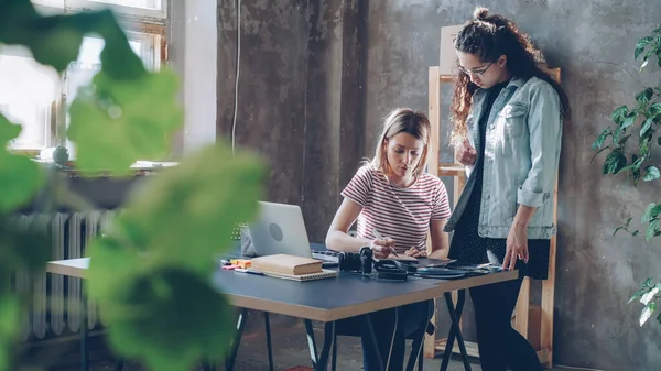 Ung Professionell Designer Diskuterar Nya Projekt Med Kvinnliga Fotograf Välja — Stockfoto