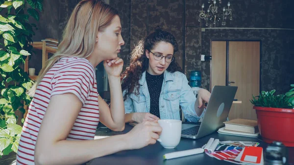 Vonzó Coworkers Együttműködnek Projekt Néz Laptop Képernyő Beszélnek Intett Egyikük — Stock Fotó