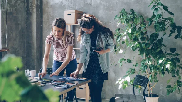 Jóvenes Mujeres Emprendedoras Están Colocando Fotos Mesa Para Hacer Suelo —  Fotos de Stock