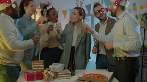Yeni Yıl Partisinde Kadehleri Tokuşturup Şampanya Içip Dans Eden Mutlu — Stok video
